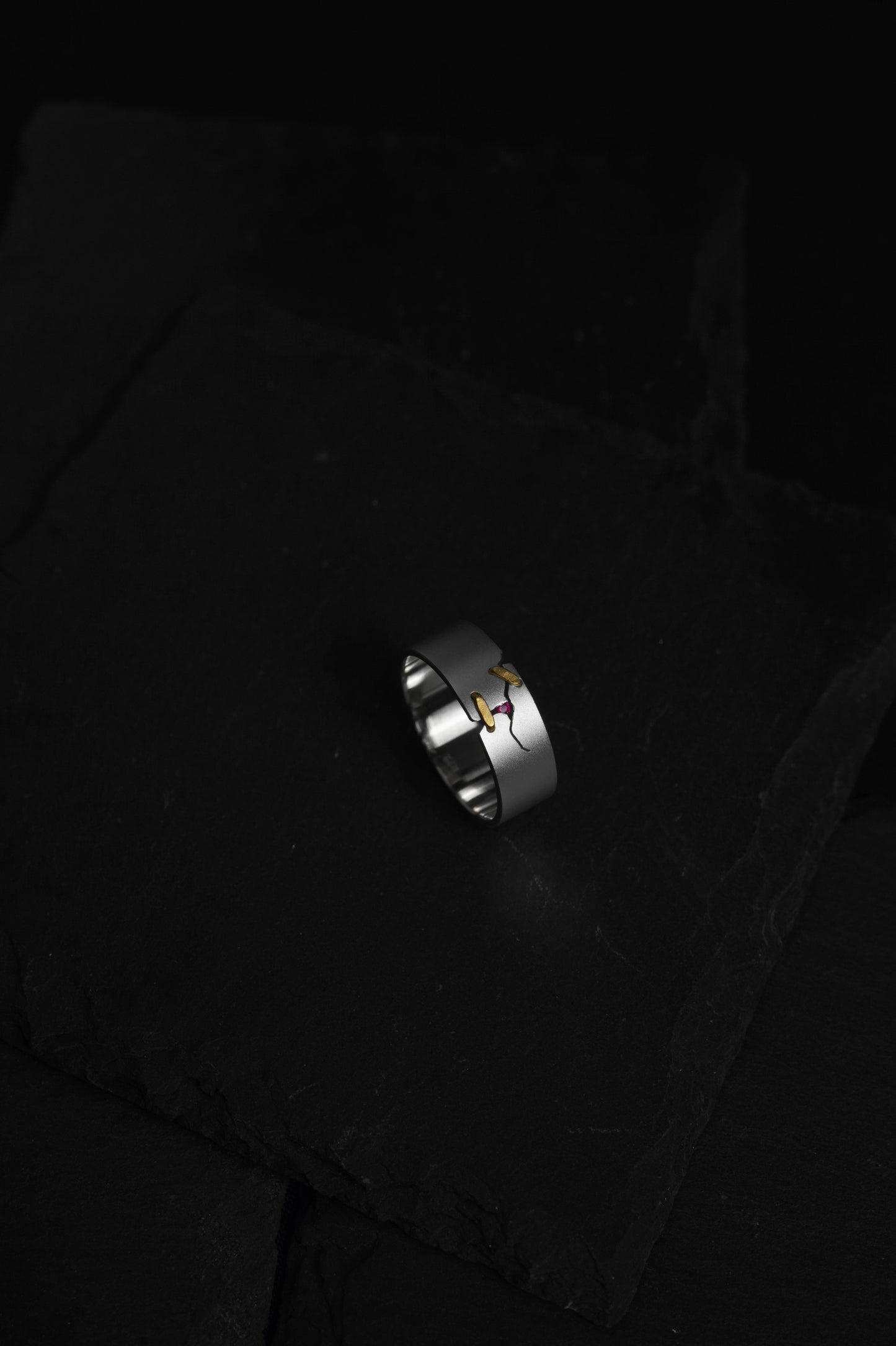 JuCi Band Ring White Duo With Ruby