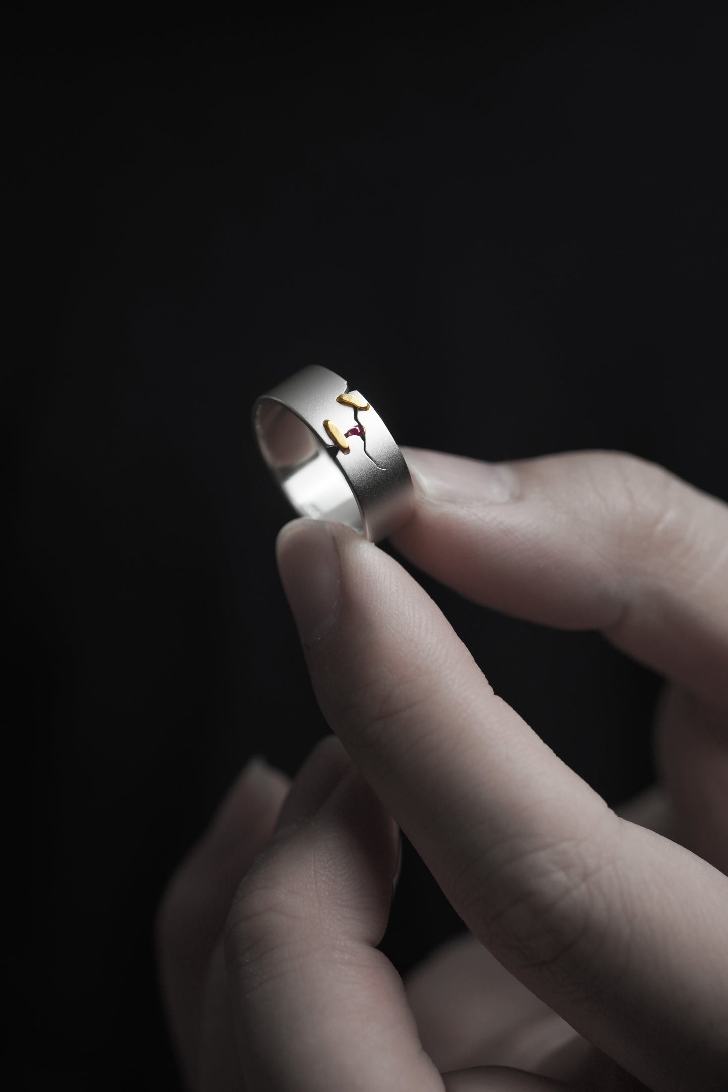 JuCi Band Ring White Duo With Ruby