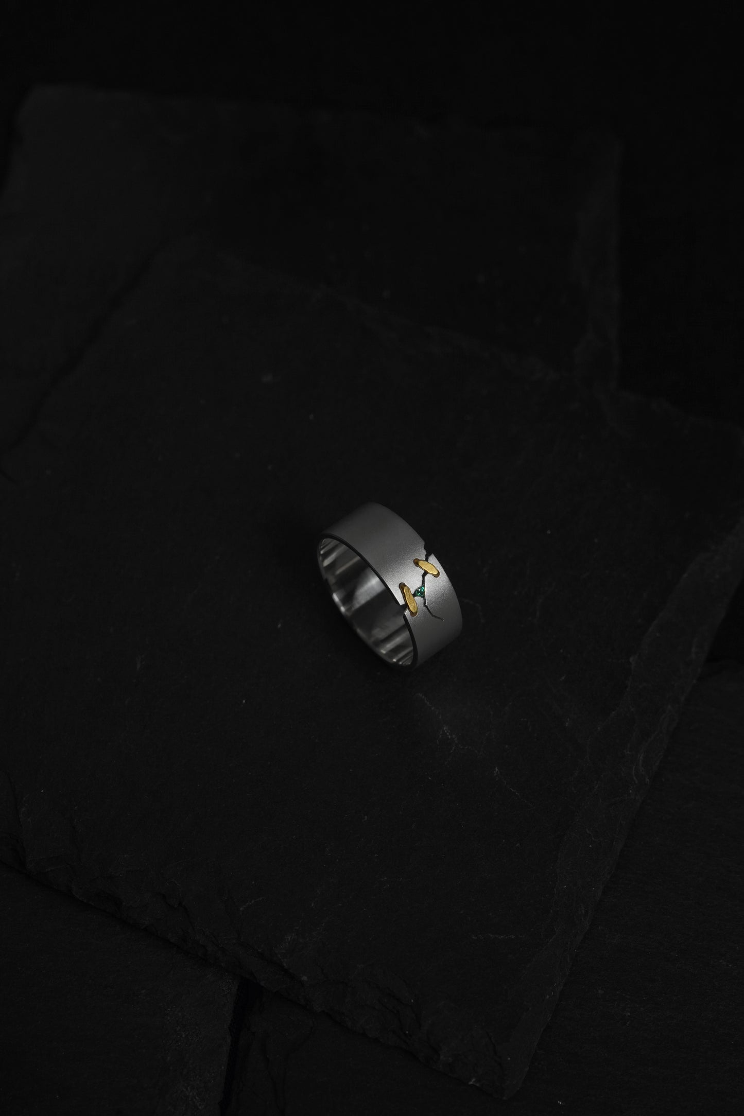 JuCi Band Ring White Duo With Emerald